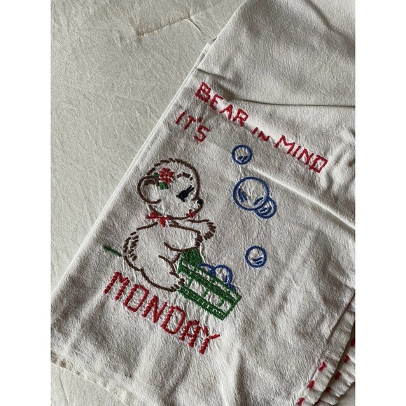 Vtg Embroidered Tea Towel Linen Monday Day of the Week Bear Bubble Bath MCM - Picture 3 of 8
